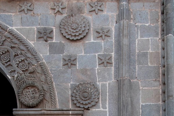 Façade portal, right spandrel - Hospital Real de los Naturales
