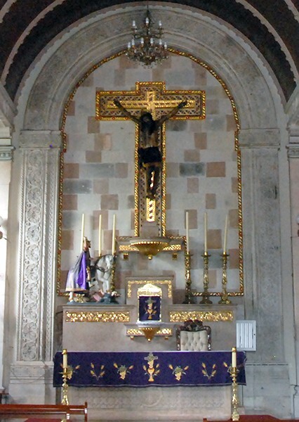Santiago Apóstol, chancel arch & sanctuary Crucifixion - Uruapan, Michoacán