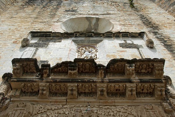 Façade portal, intrados - San Martín, façade, posa chapel & atrial cross