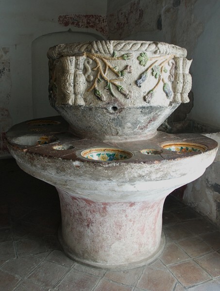 San Miguel Arcángel, baptismal font - San Miguel Arcángel, nave & high altar