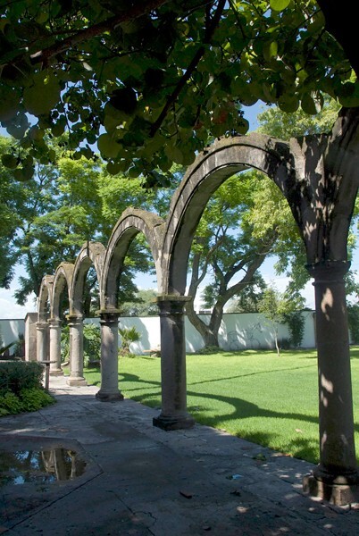 Hacienda Santa Cruz, portico - Santa Cruz del Valle, Jalisco