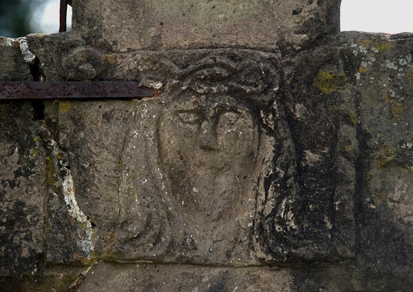 Atrial cross, front crossing, face of Christ - Capilla de los Zapateros