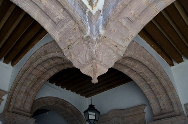 Patio arch - Palacio de Justicia