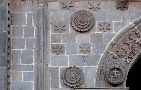 Façade portal, left spandrel - Hospital Real de los Naturales