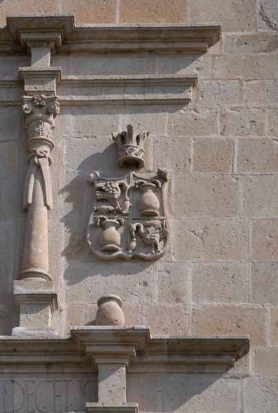 Façade escutcheon (right) - Santa María Magdalena, church & portería