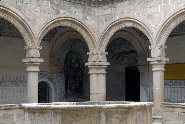 Cloister fountain - San Andrés, cloister with murals