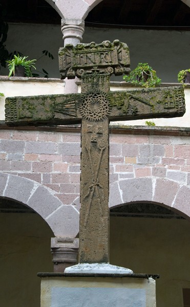Atrial cross, back - San Martín
