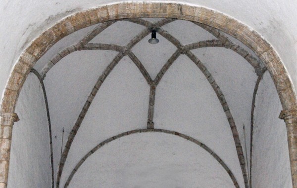 Chancel arch & ribbed vault - Las Monjas