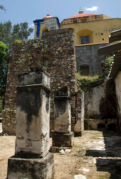 La Santa Cruz, ex-portería arch pillars - Santa Cruz Mixtepec, Oaxaca
