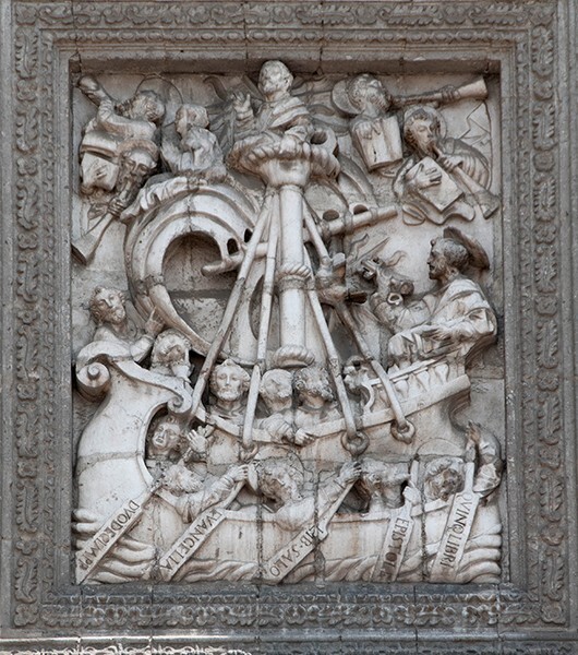 Façade, right portal relief closeup, Ship of The Church - Catedral de La Asunción