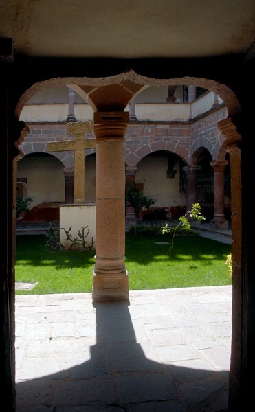 Cloister & cross - San Martín