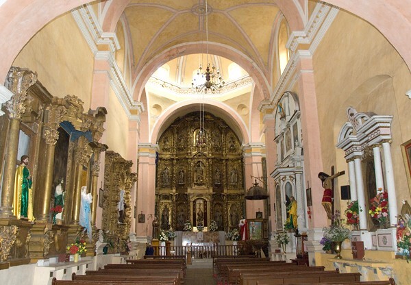 La Tercera Orden, nave - Nave, high altar & sacristy door