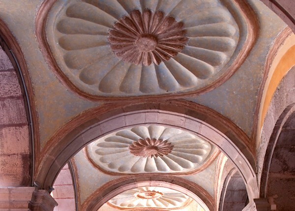 Querétaro, Querétaro, San Francisco, lower cloister walk, arches & v - San Francisco