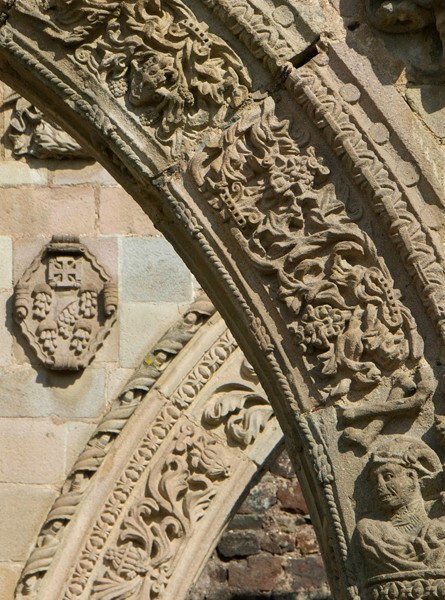 Portería, near-left arch, lower right voussoirs - San Luis Obispo, capilla abierta