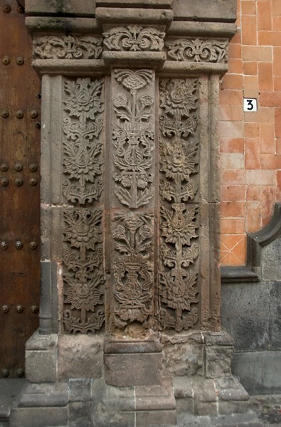 Façade portal, right pilasters - Palacio de Gobierno