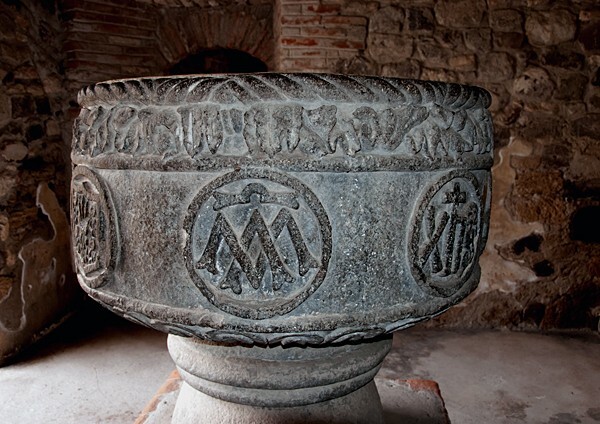 Convento, baptismal font - Santiago Apóstol (ruins)