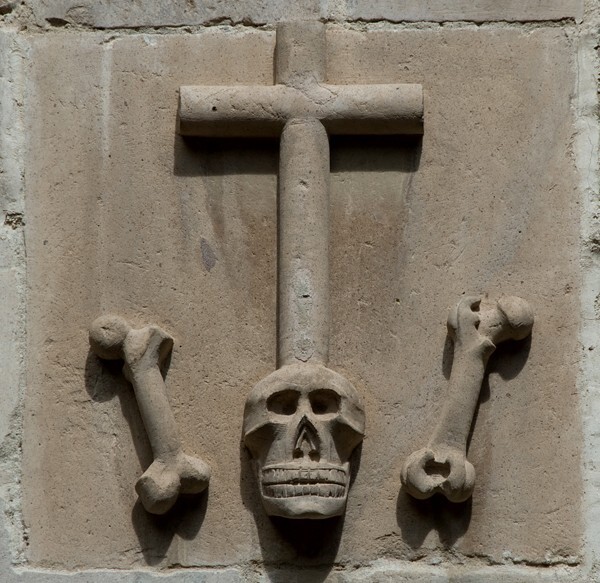 Large cloister, lower walk spandrel insignia - San Agustín, convento, large & small cloisters, apse