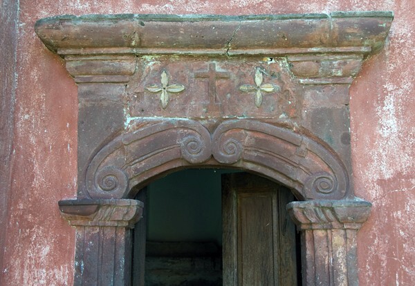 Capilla Casqueros, atrial wall zaguán portal alfiz - San Miguel Viejo, Guanajuato