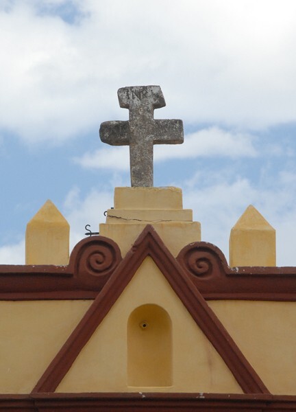 Santa Ana Tlacotenco, roof merlons & cross - Milpa Alta, México