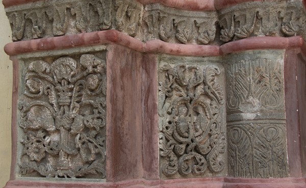 San Francisco, porciúncula door, pilaster bases (left) - San Francisco