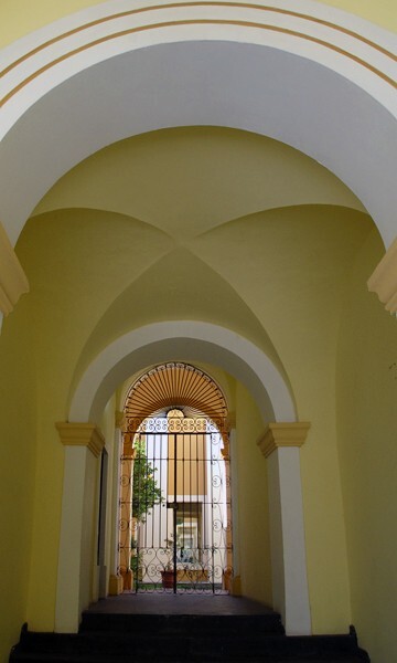 Hospital de Nuestra Señora del Refugio, chapel patio, ambulatory arch - Tlaquepaque, Jalisco