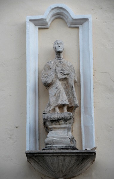 Façade, lower tier niche sculpture (left) - Santiago