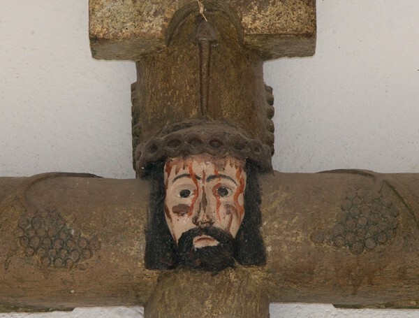 Santa María, posa chapel cross, crossing with face of Cross - Santa María Maquizco, México