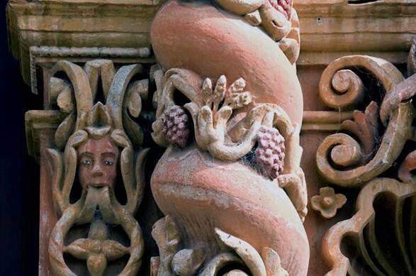 La Tercera Orden, façade, main portal, left salomónica - Façade, lateral portal & sacristy door