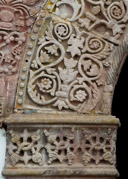 Façade portal, left pilaster impost & archivolt voussoir - Santiago Apóstol