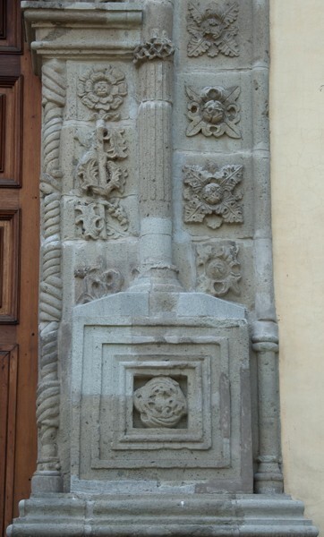 San Bernardino, porciúncula portal, right pilasters - Xochimilco