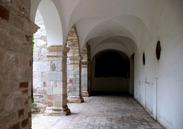 SS Pedro & Pablo, cloister walk - San Pedro y San Pablo