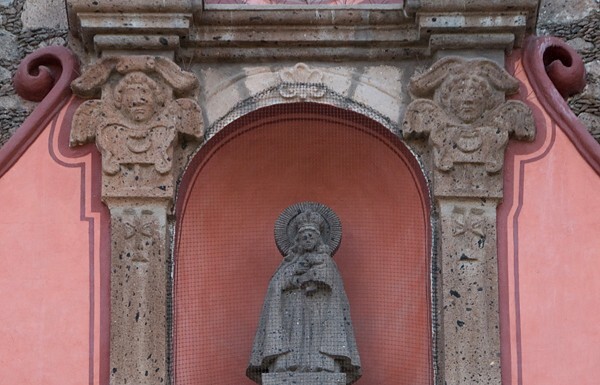 Santo Domingo, lateral portal, niche sculpture sculpture - San Juan del Río, Querétaro