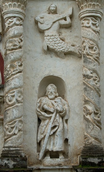 Façade, lower story, right entrecalle - San Martín