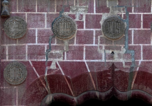 Façade portal, multifoil arch & rosettes (left) - San Miguel Arcángel, façade, portería, crosses & porciúncula door
