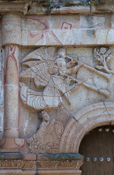 Architrave detail (left), trumpeting angel - San Martín, porciúncula portal