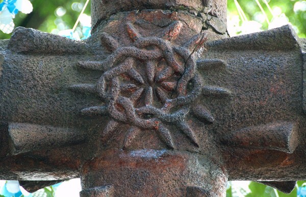 Zócalo atrial cross, front crossing - San Miguel Arcángel, façade, portería, crosses & porciúncula door