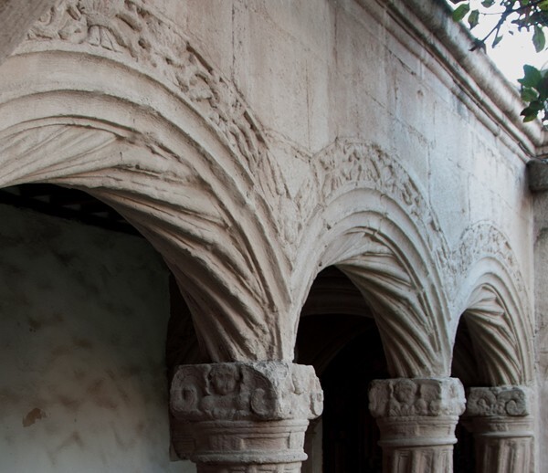 Cloister arches - San Francisco, façade, roof cross, cloister