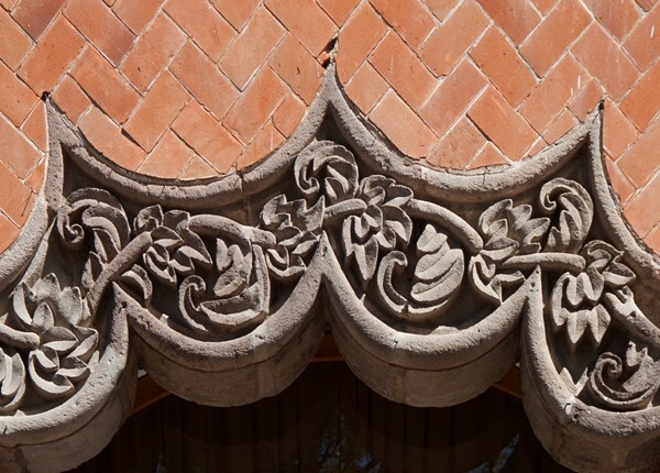 Façade, second story, mixtilinear arch detail - Palacio Municipal (ex-Casa Consistorial)