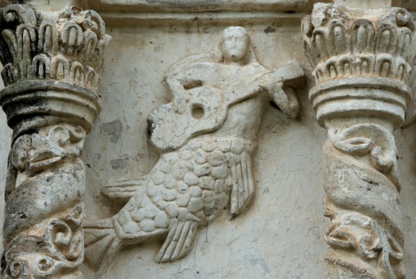 Façade, lower story, left entrecalle relief - San Martín