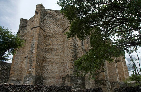 Apse & exterior nave - San Martín, nave, cloister & convento