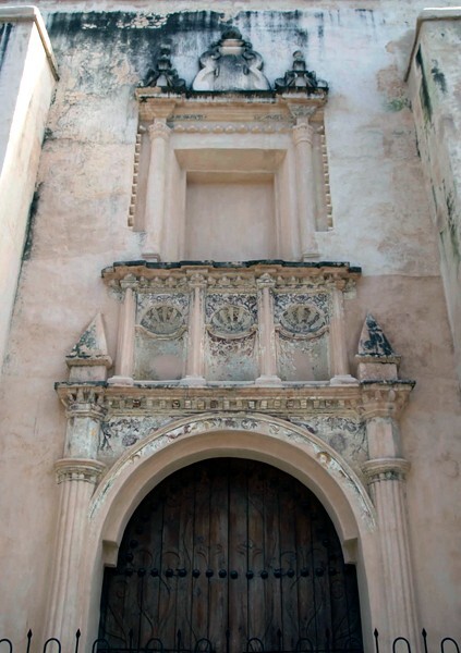 San Agustín, lateral portal - San Agustín