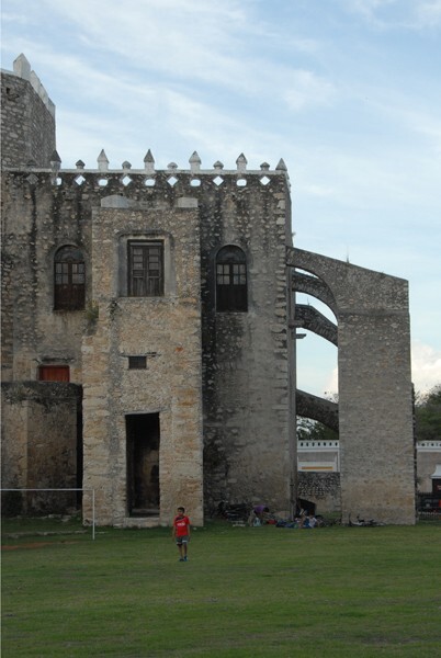 Camarín de la Virgen, exterior buttressing - San Antonio de Padua