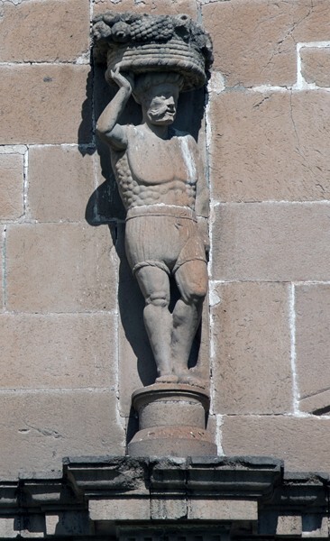 Cornice canephora (left) - San Agustín, façade