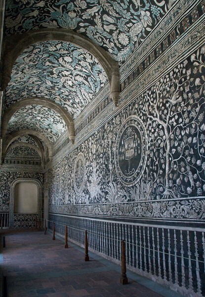 El Divino Señor, lower cloister walk, murals & rib vault - El Divino Señor, lower cloister ambulatory murals