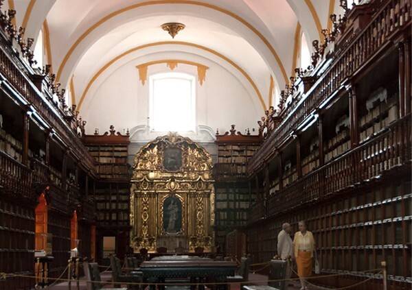 Library & altar - Biblioteca Palofaxiano