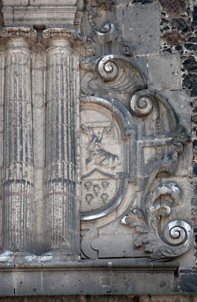 Façade, second story columns & Franciscan insignia (right) - Santiago