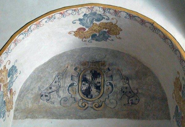 Nave lunette mural, Dominican dogs & insignia - Santa Ana, high & nave altars