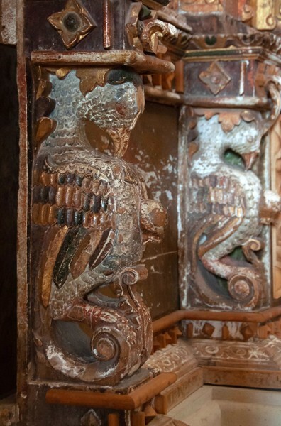 Base atlantes as herons( garzas) - nave San José altar