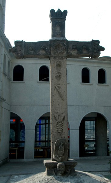 San Lorenzo, atrial cross, front - Totolinga, México