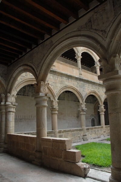 Lower cloister walk - San Andrés, cloister with murals